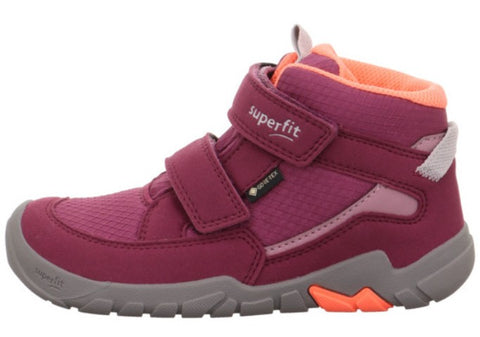 Detailaufnahme des beerenfarbenen Barfußschuhs von Superfit TRACE 6042-50 mit flexibler Sohle und atmungsaktivem Obermaterial