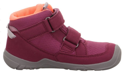 Seitenansicht des Superfit TRACE 6042-50 Barfußschuhs mit GORE-TEX-Technologie und bequemer Passform in Beerefarbe