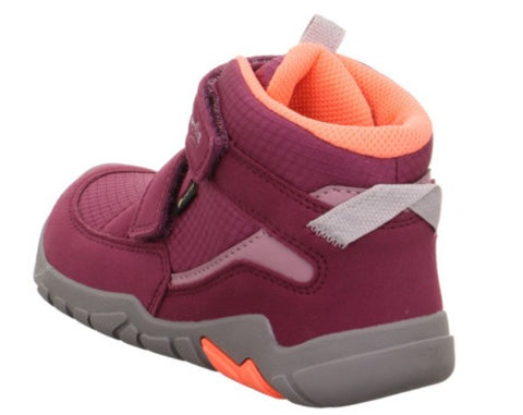 Nahaufnahme der rutschfesten, dünnen Sohle des SUPERFIT GORE-TEX TRACE 6042-50 Barfußschuhs in Beerefarbe