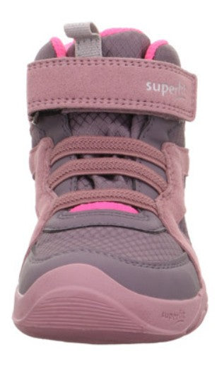 Seitenansicht des SUPERFIT GORE TEX Knöchelschuhs in lila / altrosa, mit verstärktem Zehenbereich für zusätzlichen Schutz beim Barfußlaufen