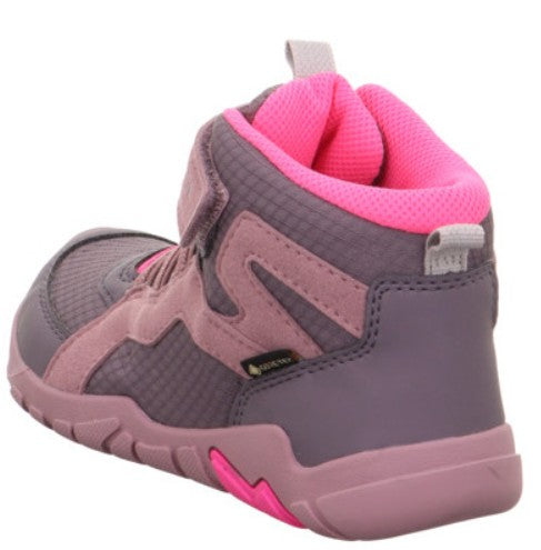 Vordere Ansicht des barfußfreundlichen SUPERFIT Schuhe in lila / altrosa, betont die flexible Zehenbox für natürliche Bewegungsfreiheit