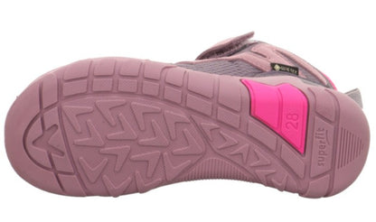 Hinteransicht des GORE TEX Barfußschuhs, zeigt die robuste Sohle und die langlebige Verarbeitung für aktive Kinder