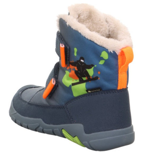 Nahaufnahme der robusten Laufsohle des SUPERFIT GORE TEX Barfußschuh TRACE 6041/802 mit GORE TEX Schutz
