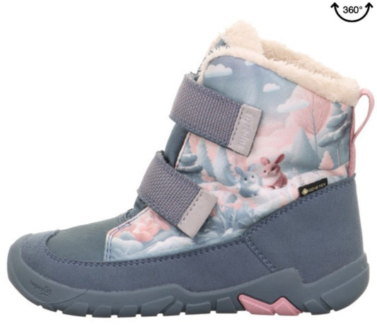 Blaue SUPERFIT GORE TEX Barfußschuhe TRACE 6041/801 mit wasserdichter GORE TEX Membran im winterlichen Waldgebiet