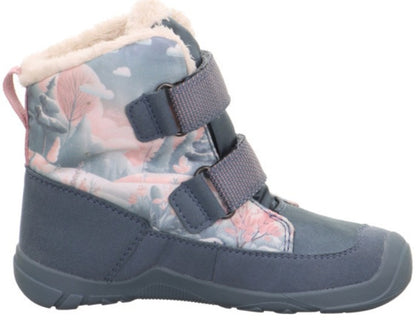 Winterlandschaft mit SUPERFIT GORE TEX Stiefeln TRACE 6041/801 in Blau, ideal für kalte Tage