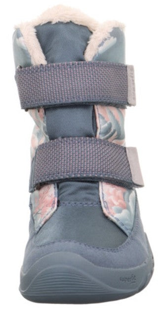 Nahaufnahme des blauen SUPERFIT Barfußschuhs TRACE 6041/801 aus GORE TEX Material auf verschneitem Untergrund