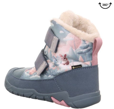 Detailansicht des blauen SUPERFIT GORE TEX Barfußschuhs TRACE 6041/801 mit wetterfester Oberfläche im Winter