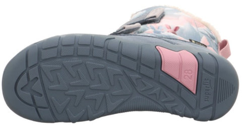 Blaue SUPERFIT GORE TEX Barfußschuhe TRACE 6041/801 in der verschneiten Winterlandschaft, perfekt für kaltes Wetter