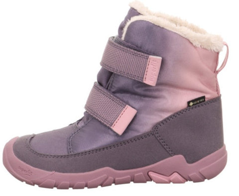 Detailaufnahme des atmungsaktiven Gore Tex Materials des Superfit Barfußschuhs TRACE 6041-85 in lila und altrosa