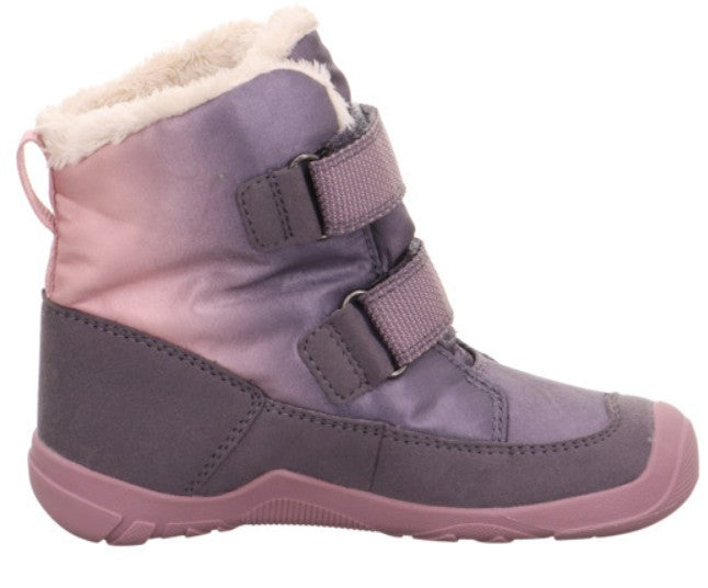 Superfit TRACE 6041-85 Barfußschuh in der Farbe lila und altrosa, getragen an einem Kinderfuß