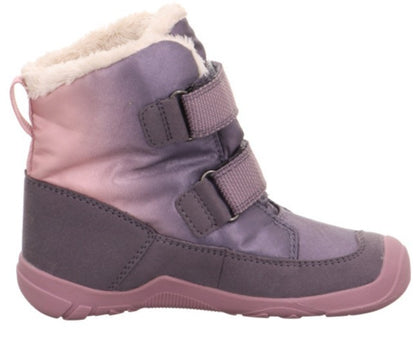 Superfit TRACE 6041-85 Barfußschuh in der Farbe lila und altrosa, getragen an einem Kinderfuß