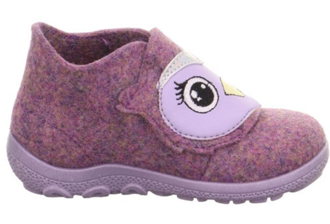 Detailaufnahme des SUPERFIT Hausschuhs mit Fliederfarbe, zeigt die elastische Öffnung für einfache An- und Ausziehen