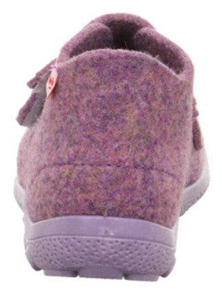 Beispiel für den SUPERFIT Hausschuh HAPPY 6295-85 in Flieder, perfekt für kleine Kinderfüße mit komfortabler Passform