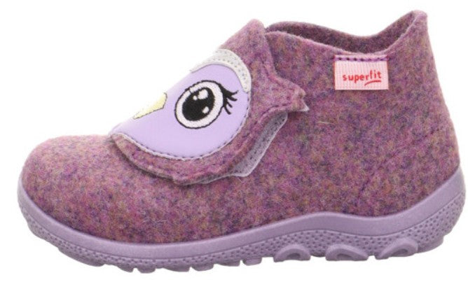 Nahaufnahme des SUPERFIT Hausschuhs HAPPY 6295-85 in Flieder, zeigt das Eulenmuster und die weiche Textur des Materials