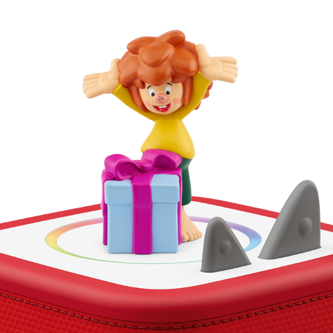 Vorderansicht der TONIES Tonie-Figur Pumuckl vor blauem Geschenk mit pinkem Band auf roter Toniebox