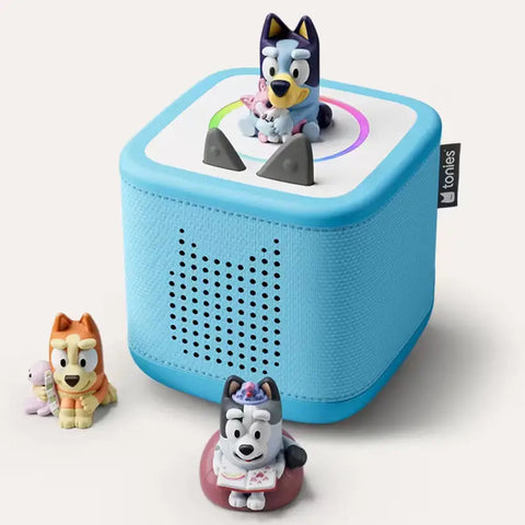 Bluey - Spielspaß den ganzen Tag, blauer Tonies-Lautsprecherwürfel mit Bluey-Figur und weiteren Figuren.