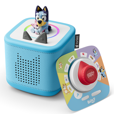 Vorderansicht einer blauen Tonies-Box mit Bluey-Figur auf dem Deckel und rotem Play-Knopf.