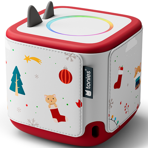 Vorderansicht der TONIES Toniebox 2 Hülle: weiße Hülle mit Motiven, rote Basis, zwei graue Ohren, Regenbogenring, Logo seitlich