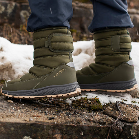 VIKING TEX Stiefel EQUIP PULL-ON WARM 1V - OLIV, a durable and insulated pull-on boot in olive green for all-weather protection and warmth