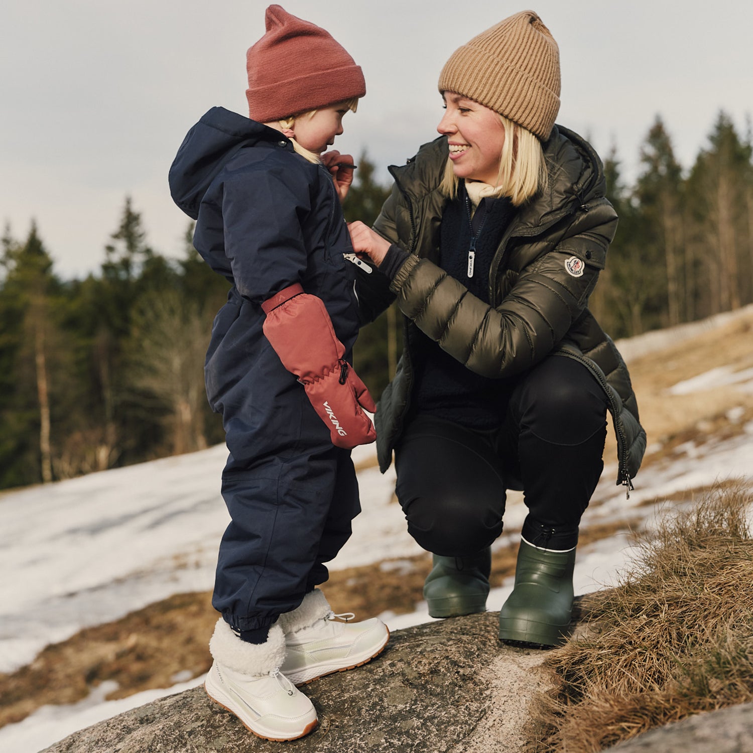 Stilvoller und funktionaler VIKING TEX Stiefel EQUIP SHINE WARM WP PULL-ON mit warmem Innenfutter in Perlmuttschimmer