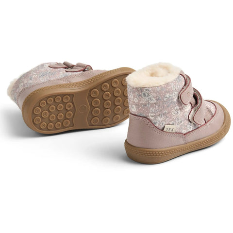 Detailaufnahme: puderrosa WHEAT Stiefel DAXI mit Blümchenmuster, Fellfutter sichtbar, Gummisohle mit runden Noppen.