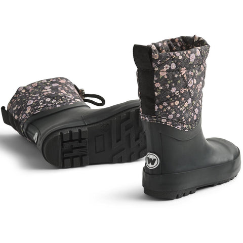 Schwarze WHEAT Gummistiefel Drizzle mit Blümchenprint, isoliert auf weißem Hintergrund