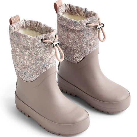 Seitenansicht von zwei WHEAT Gummistiefeln DRIZZLE/Thermo in altrosa mit Blümchen, flauschiges Innenfutter sichtbar.