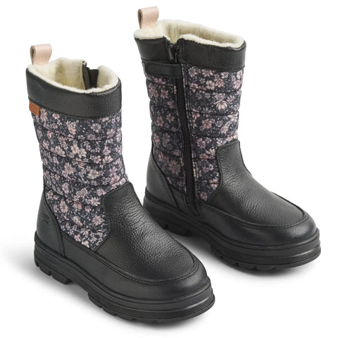 Seitenansicht der WHEAT KOA WF691-02 Stiefel, schwarz mit rosafarbigem Blumenmuster, seitlicher Reißverschluss, grobe Profilsohle.