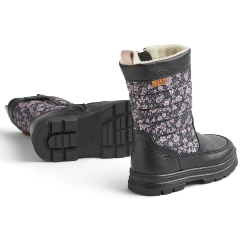 Seitliche Nahaufnahme von 2 WHEAT KOA WF691-02 Stiefeln; schwarz, floral gemustert, grobe Profilsohle