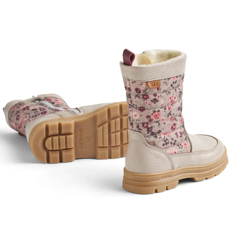 Seitenansicht von zwei WHEAT TEX Stiefeln KOA WF691-02 in Beige mit Blümchen-Muster; helles Innenfutter, hellbraune Sohle.