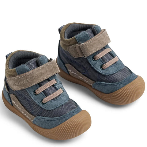 Detailaufnahme von zwei WHEAT TEX Knöchelschuh TODY WF705-01, Jeans/ Grau/ Oliv, Klettverschluss, braune Sohle