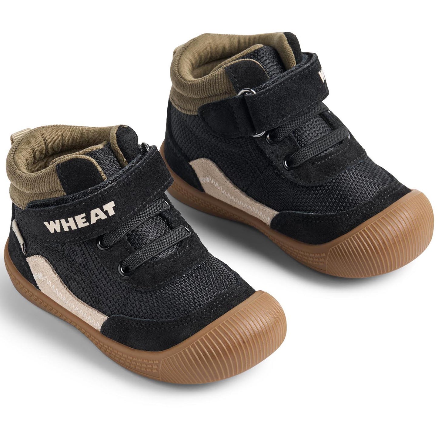 Nahaufnahme des WHEAT TEX Knöchelschuh TODY WF705-01 in schwarz und oliv, zeigt die hochwertigen Materialien