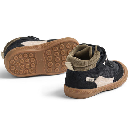 Seitenansicht des WHEAT TEX Knöchelschuh TODY WF705-01 in schwarz und oliv, betont die stabile Verarbeitung