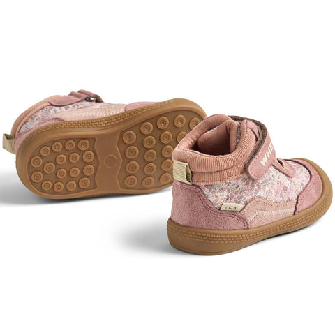 Detailaufnahme des rosafarbenen Knöchelschuhs WHEAT TEX TODY WF705-02 mit Wildblumen-Design, weiches Material und trendiges Design