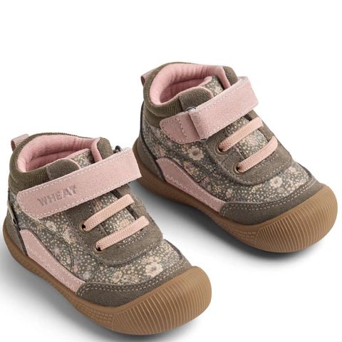 Ansicht von oben: zwei WHEAT Knöchelschuh TODY WF705-02 in grau/rosa mit Streublümchen, Klettverschluss, braune Sohle