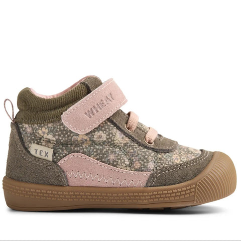 WHEAT TEX Knöchelschuh TODY WF705-02 – Seitenansicht, camo-Obermaterial, pinker Klettverschluss.