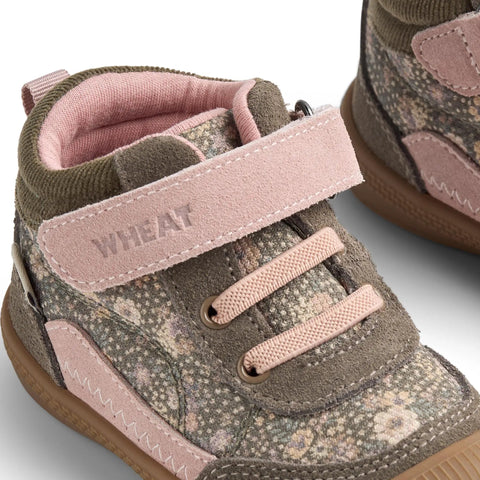 WHEAT TEX Knöchelschuh von der Seite; grau-rosa Streublümchen, rosa Klettverschlüsse, beigefarbene Sohle