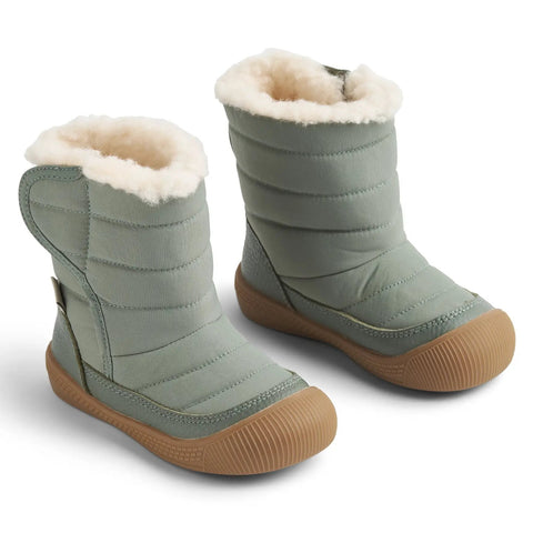 Detailaufnahme: WHEAT Stiefel Delaney WF389-01 in Salbei mit weißem Fellfutter und brauner Sohle