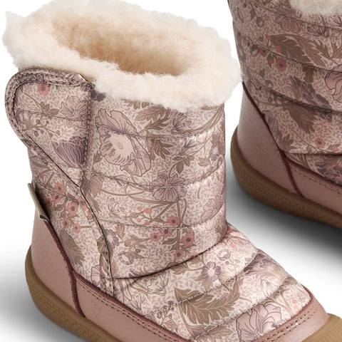 WHEAT DELANEY WF389-02 Stiefel, seitliche Detailaufnahme, altrosa Blütenmuster, flauschiges Innenfutter.