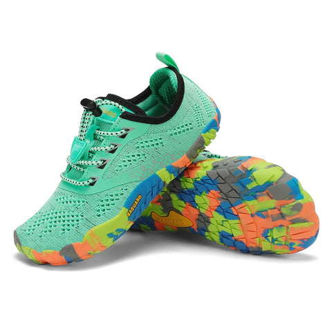 Seitenansicht der SAGUARO Barfußschuh KID SMART in Mint, mit mehrfarbiger Sohle; 2 Schuhe sichtbar
