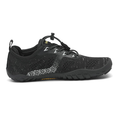 Seitenansicht des SAGUARO Barfußschuh KID SMART in Schwarz; Strick-Obermaterial, SAGUARO-Logo an der Zunge, Sohle.