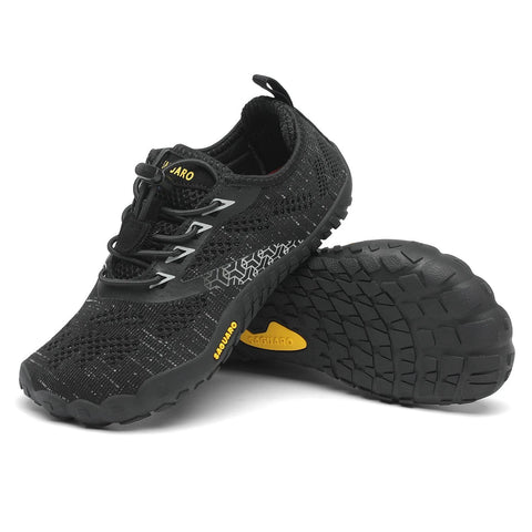 Seitenansicht von 2 schwarzen SAGUARO Barfußschuh KID SMART, Mesh-Obermaterial, gelbe Logos, grobem Profil