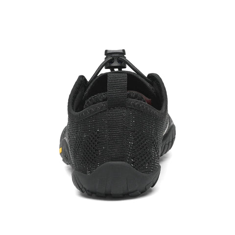Rückansicht eines schwarzen SAGUARO Barfußschuh KID SMART; Netz-Obermaterial, Zuglasche, grobe Profilsohle.