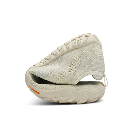 Seitenansicht des SAGUARO Barfußschuh SMART in créme/beige; Textil-Obermaterial, grob profilierte Sohle.