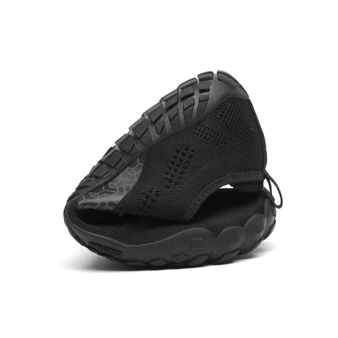 Seitenansicht des SAGUARO Barfußschuh SMART, schwarz, Mesh-Obermaterial, grob profilierte Sohle.