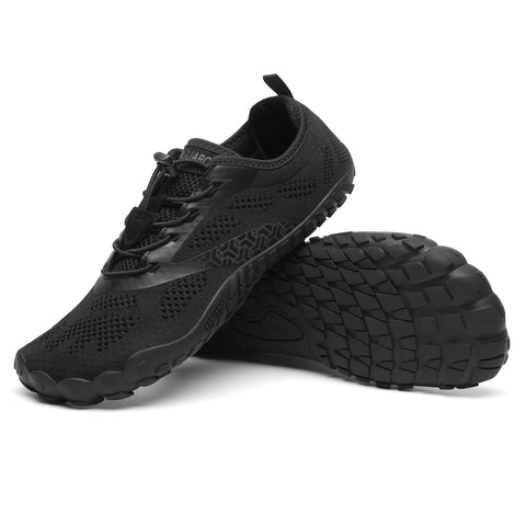 Seitenansicht: 2 schwarze SAGUARO Barfußschuh SMART mit Mesh-Obermaterial und grob profilierter Sohle.