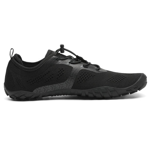 Seitenansicht des SAGUARO Barfußschuh SMART, schwarzer Laufschuh aus Mesh mit profilierter Sohle.