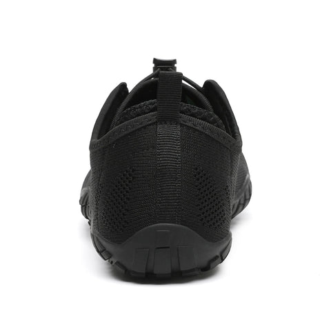 Rückansicht eines SAGUARO Barfußschuh SMART, schwarz; Mesh-Obermaterial, Fersen-Pulltab, grobe Profilsohle.