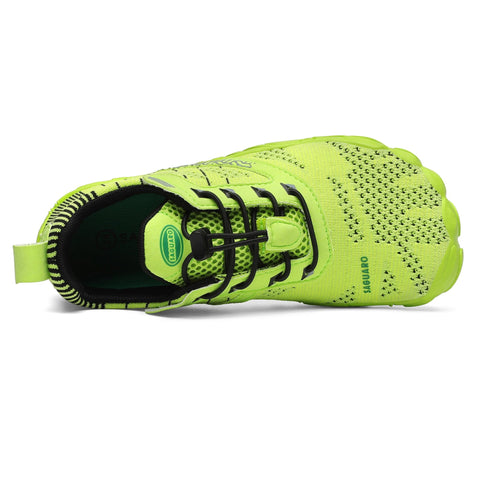 Aufsicht von oben: SAGUARO Barfußschuh FREE I in Neongrün; Mesh-Obermaterial, schwarze Schnürung, neongrüne Sohle.