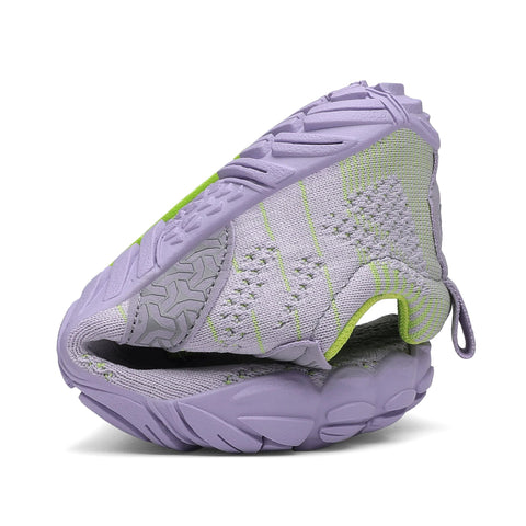 Detailaufnahme eines SAGUARO Barfußschuh FREE I in Lavendel; seitliche Sicht mit grünen Akzenten, strukturierter Oberstoff.